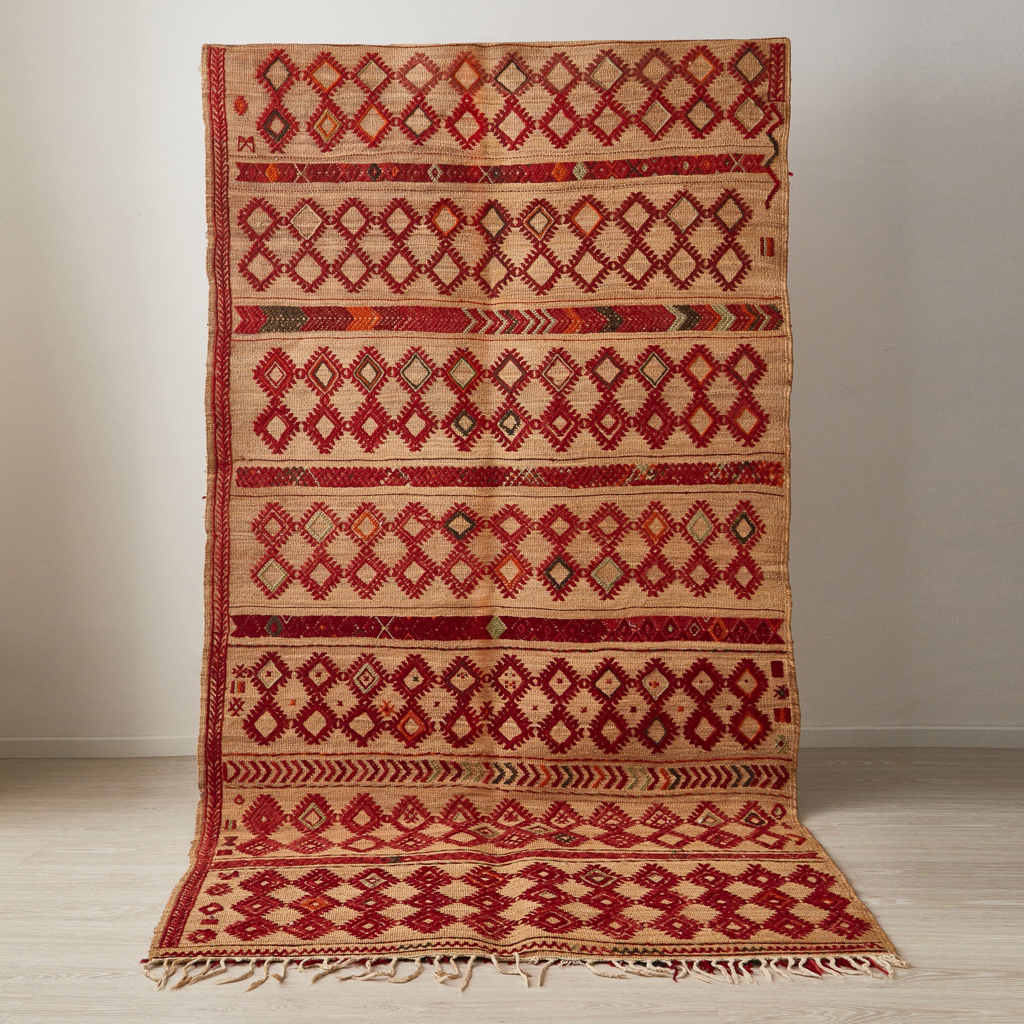 tappeto hassira in paglia con tessitura in lana rossa
