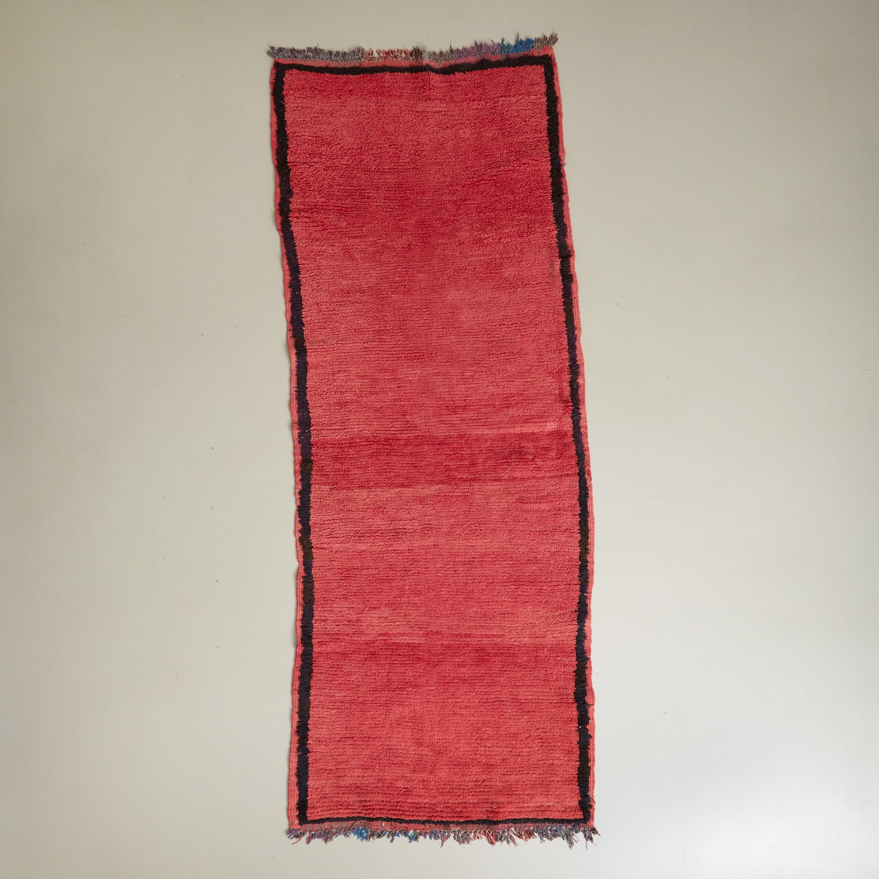 tappeto azilal vintage per corridoio in lana rossa con bordo nero disteso