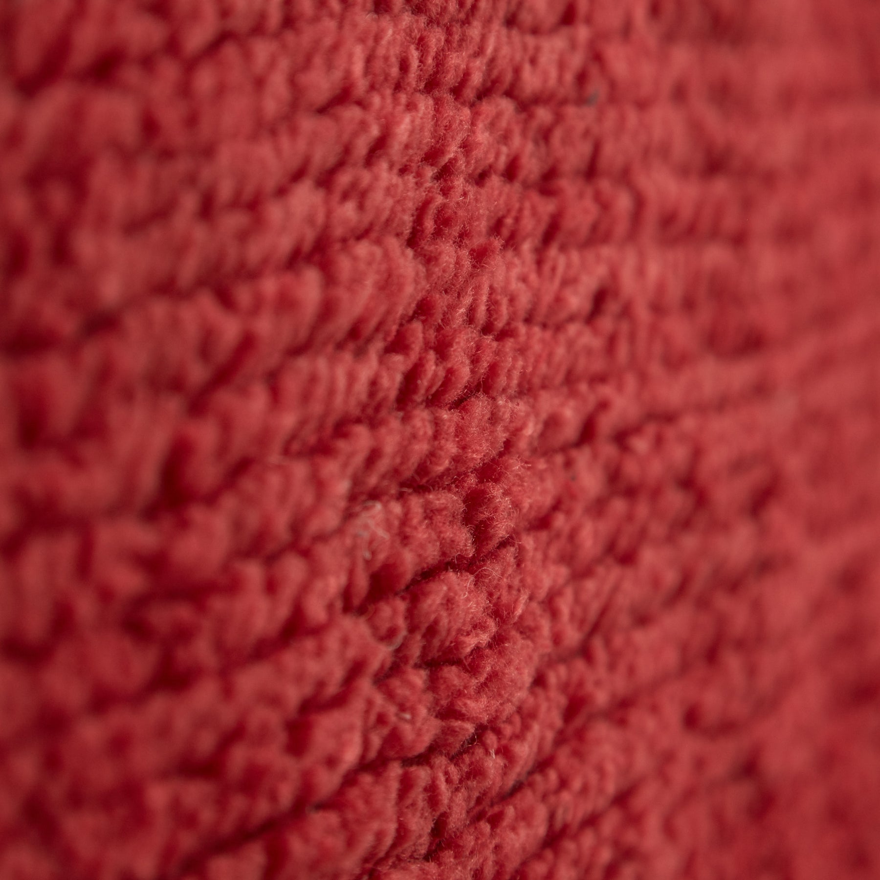 dettaglio della lana tinta di colore rosso di un tappeto vintage