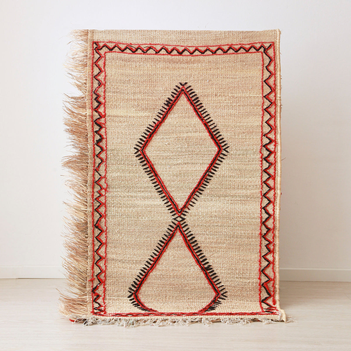 tappeto stuoia hassira in paglia piccola con ricami geometrici in lana neri rossi a forma di rombi e cornice laterale