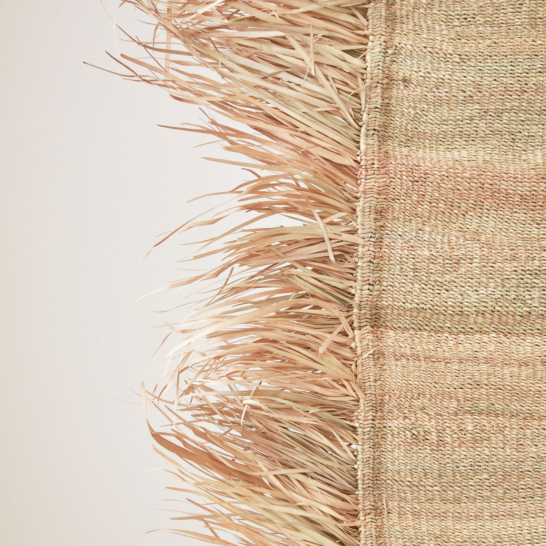 tappeto stuoia hassira senza ricami intrecciata con paglia di palma con un frangia laterale in paglia fotografata nel dettaglio