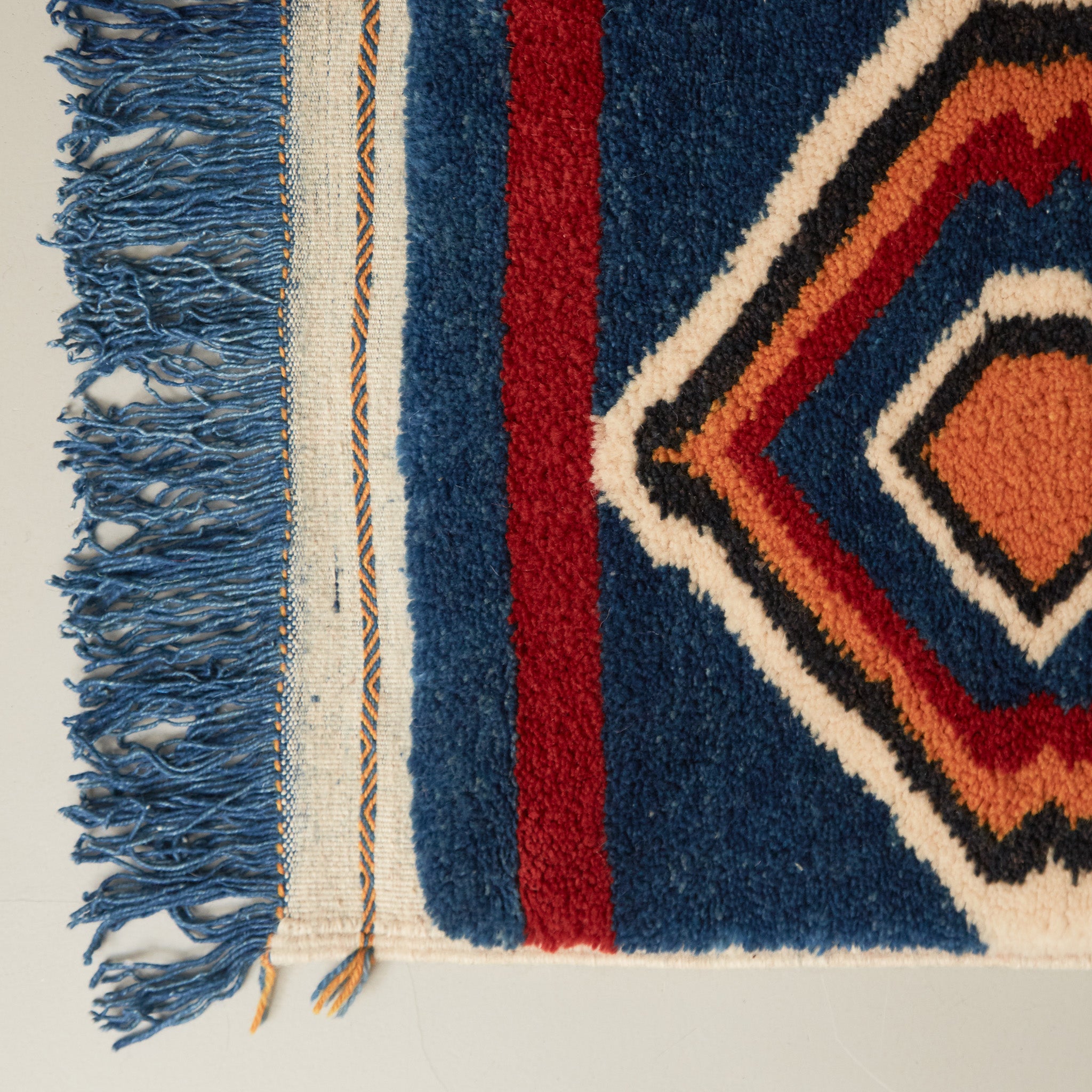 dettaglio della frangia molto elaborato e del pelo fitto e compatto di un tappeto taznakht piccolo realizzato lana siroua tinta con colori naturali e disegni tradizionali come i rombi