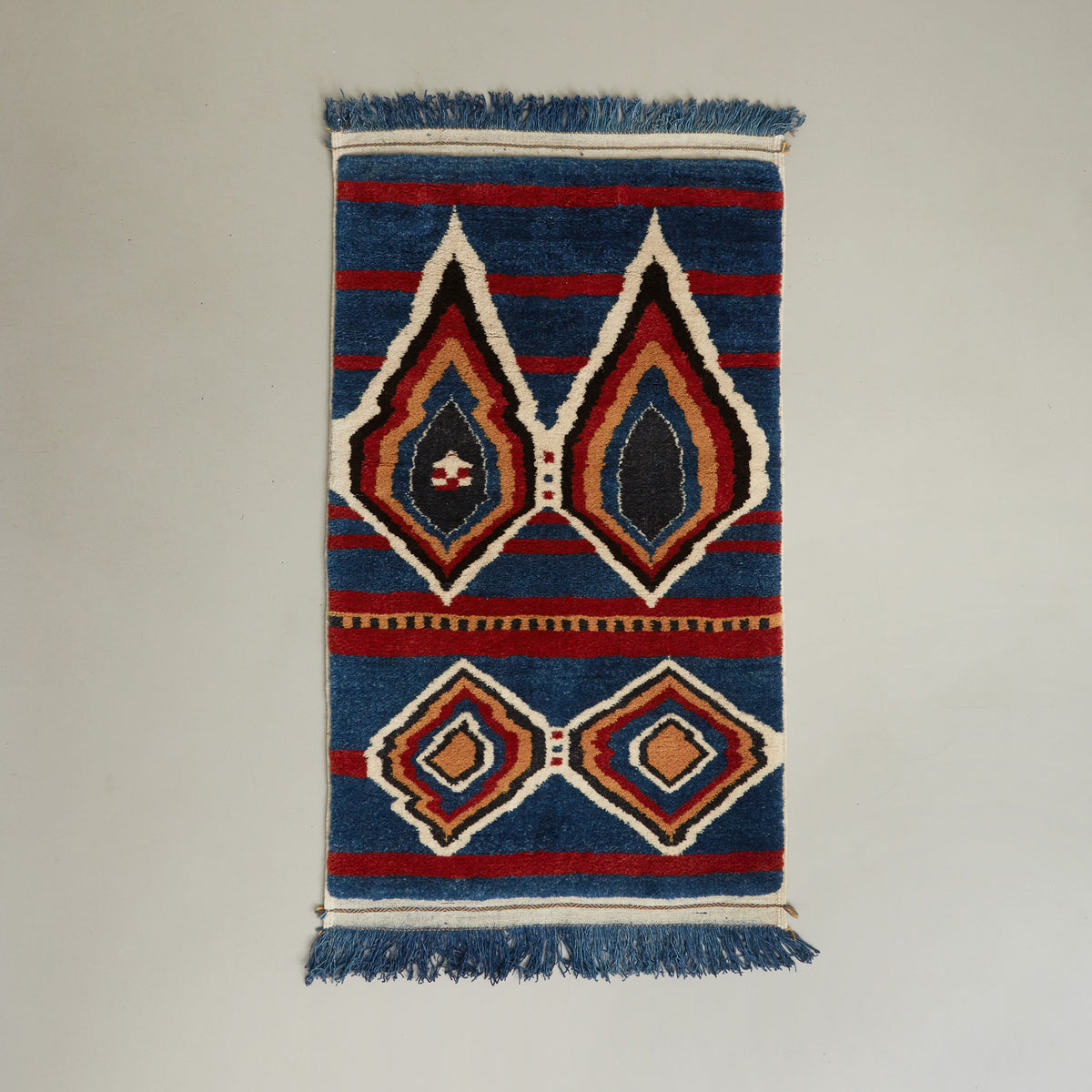 tappeto taznakht piccolo realizzato lana siroua tinta con colori naturali e disegni tradizionali come i rombi disteso su pavimento