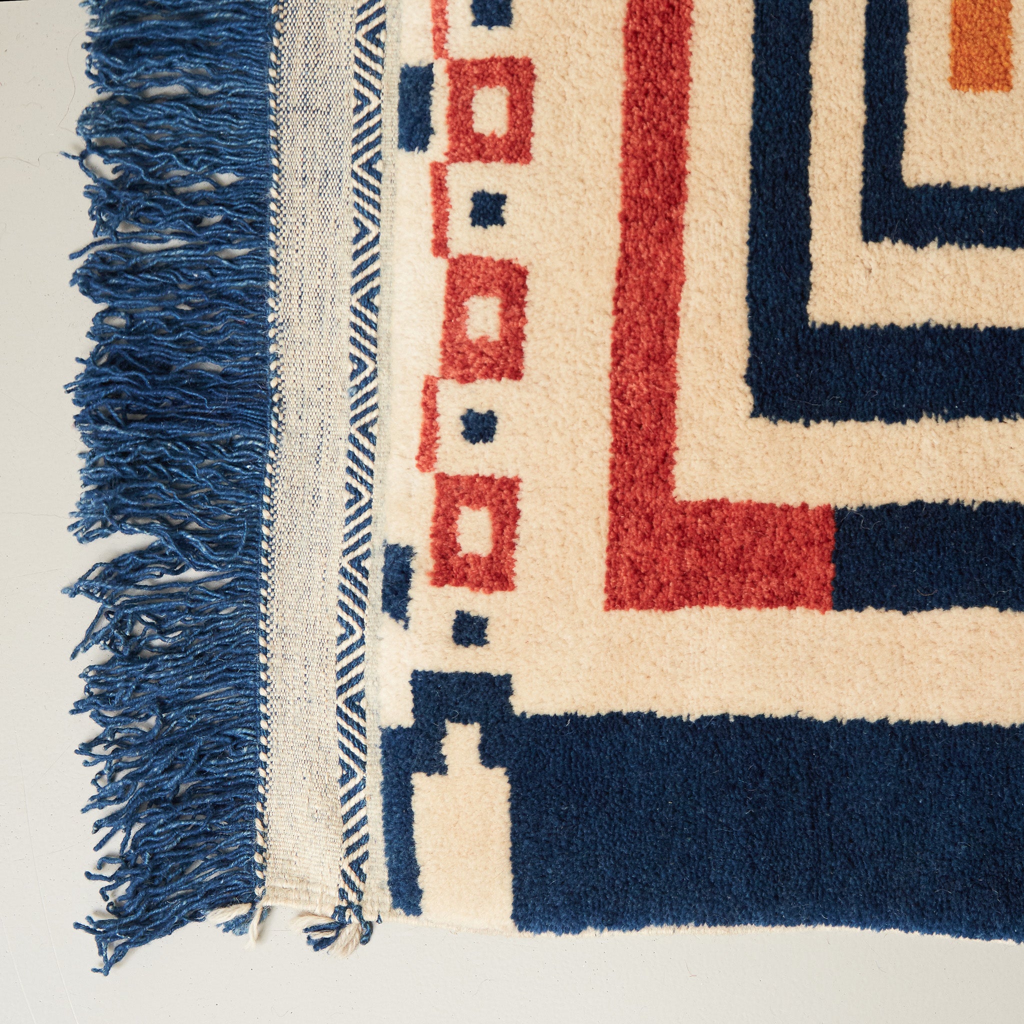 dettaglio della frangia e del pelo di un tappeto taznakht piccolo realizzato lana siroua tinta con colori naturali su base indica e disegni tradizionali