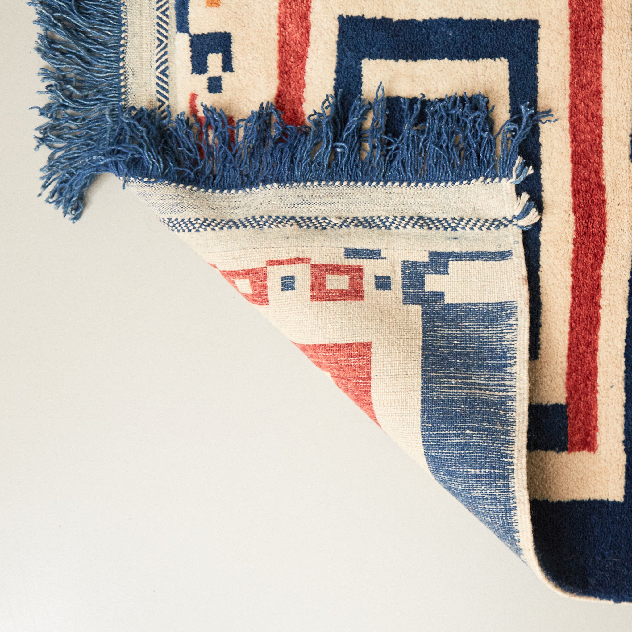 dettaglio del retro e in particolare dei nodi fini e fitti di un tappeto taznakht piccolo realizzato lana siroua tinta con colori naturali su base indica e disegni tradizionali