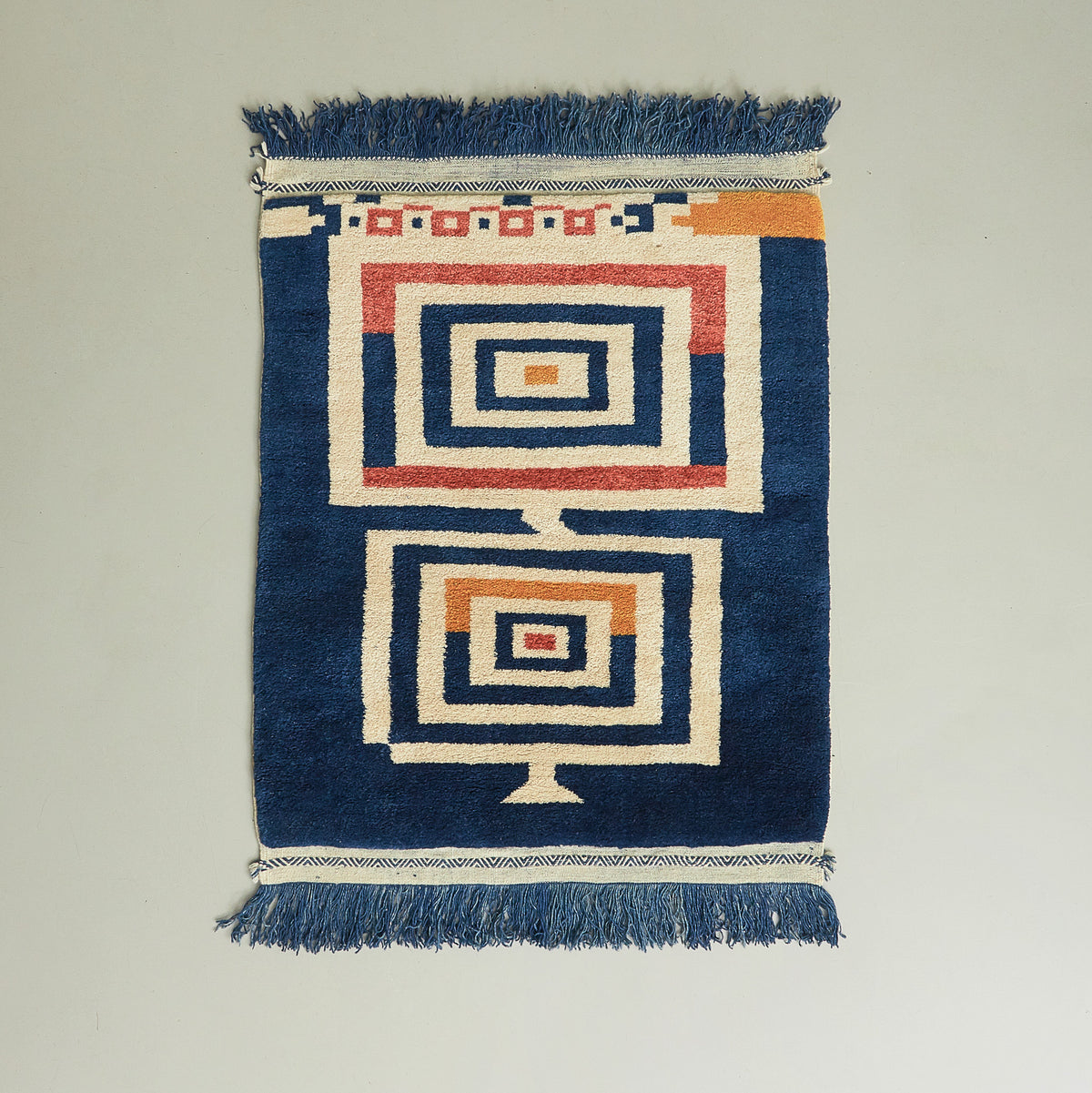 tappeto taznakht piccolo realizzato lana siroua tinta con colori naturali su base indica e disegni tradizionali su pavimento