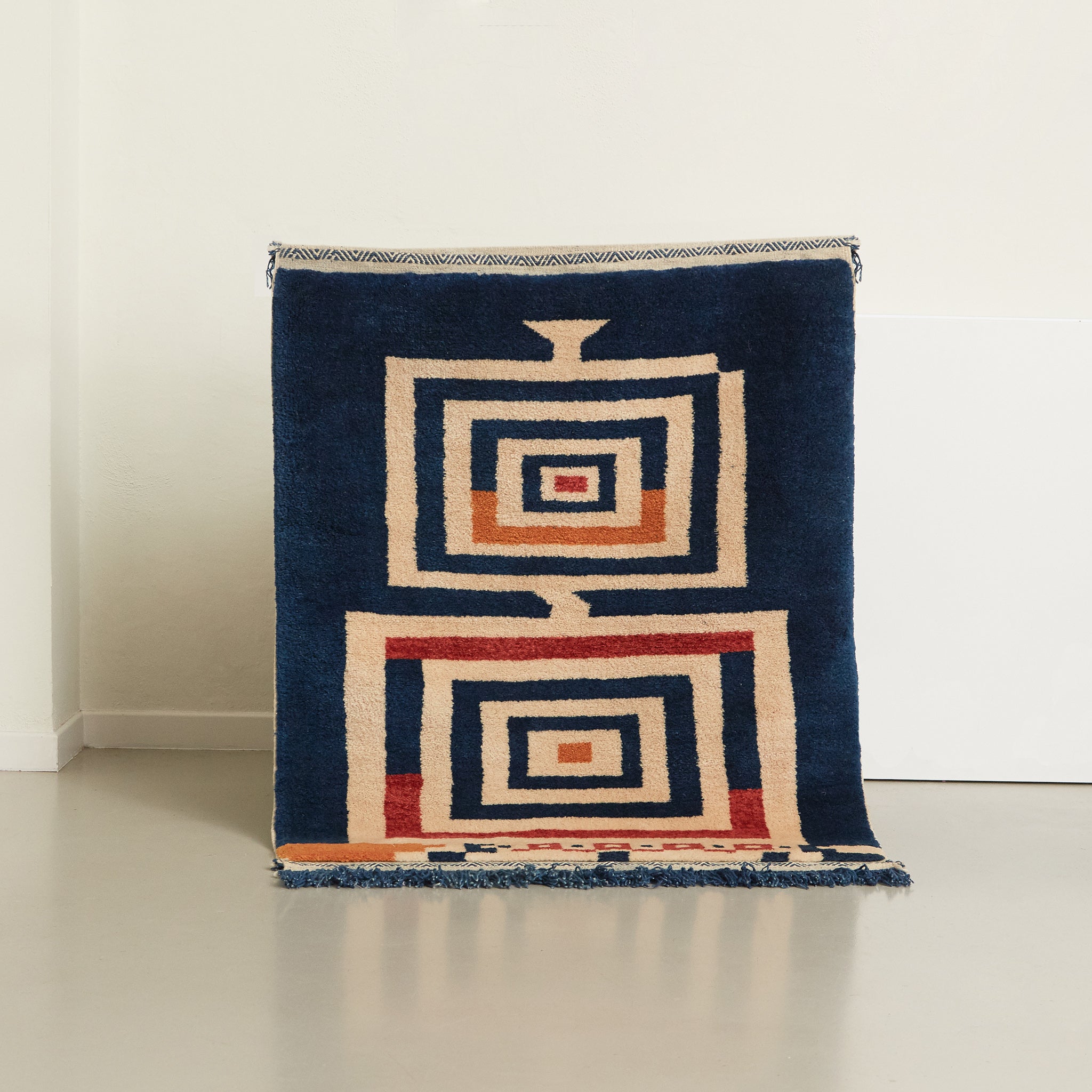 tappeto taznakht piccolo realizzato con lana siroua tinta con colori naturali su base indaco e disegni tradizionali