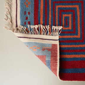 dettaglio dei nodi fini e estremamente ravvicinati di un tappeto taznakht piccolo realizzato con lana siroua tinta con colori naturali su base rossa e disegni geometrici