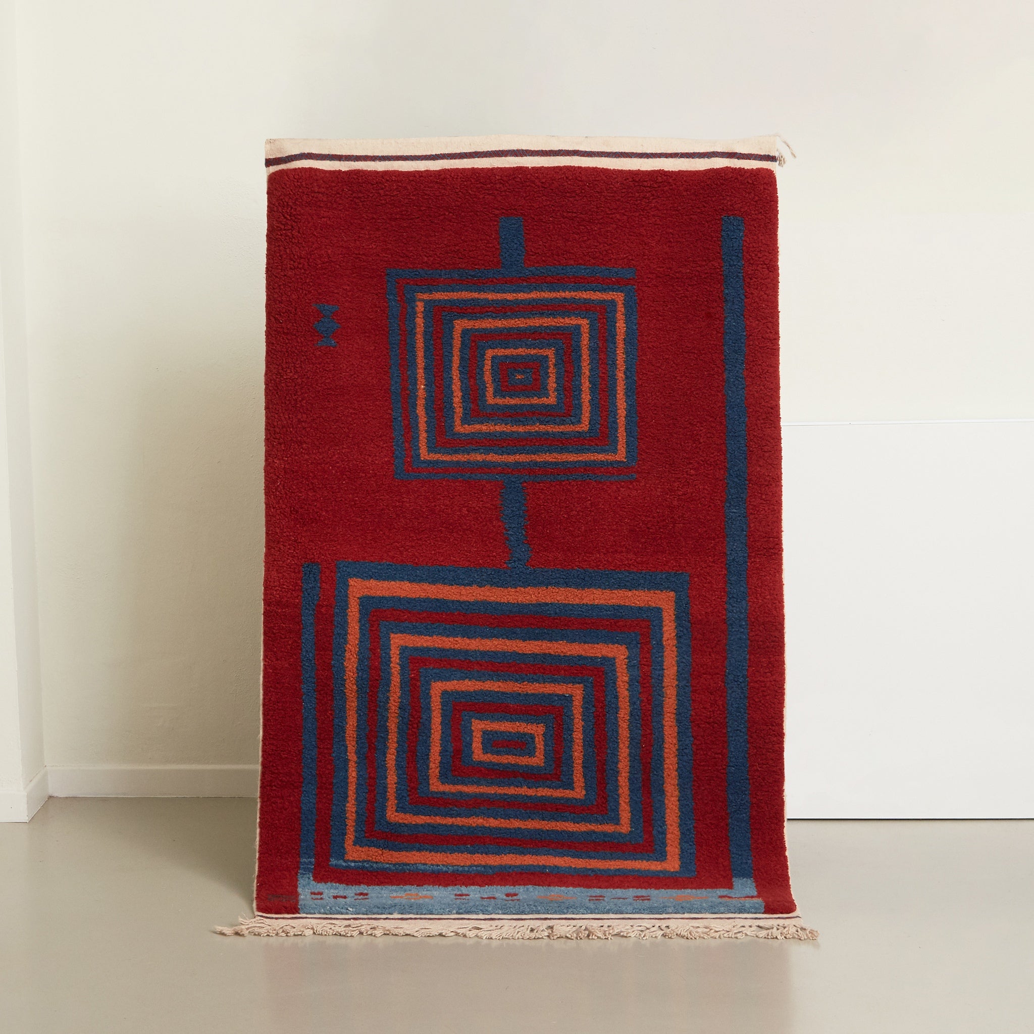 tappeto taznakht piccolo realizzato con lana siroua tinta con colori naturali su base rossa e disegni geometrici in verticale