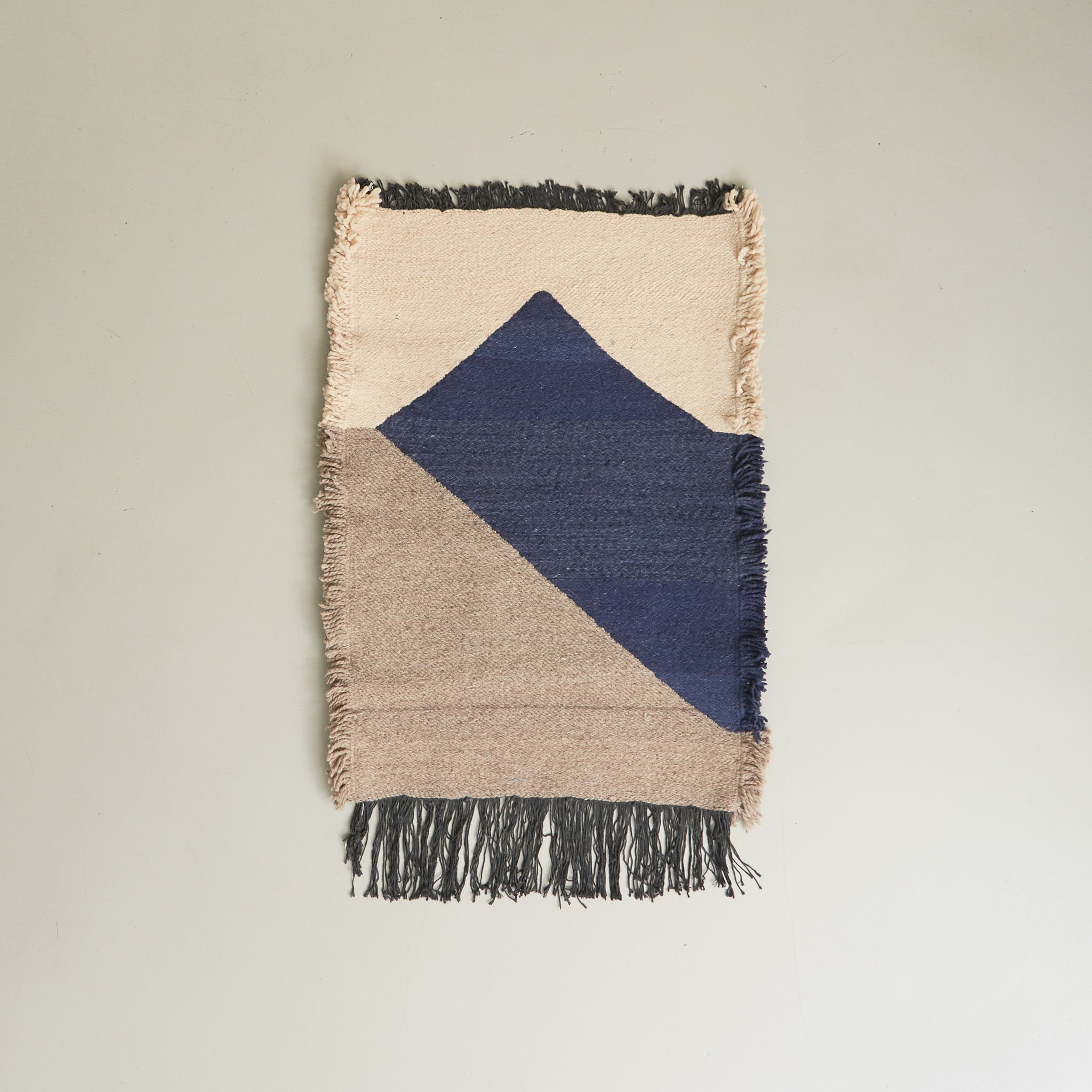 piccolo tappeto taznakht a tessitura piatta con lana colorata blu grigio beige  disteso