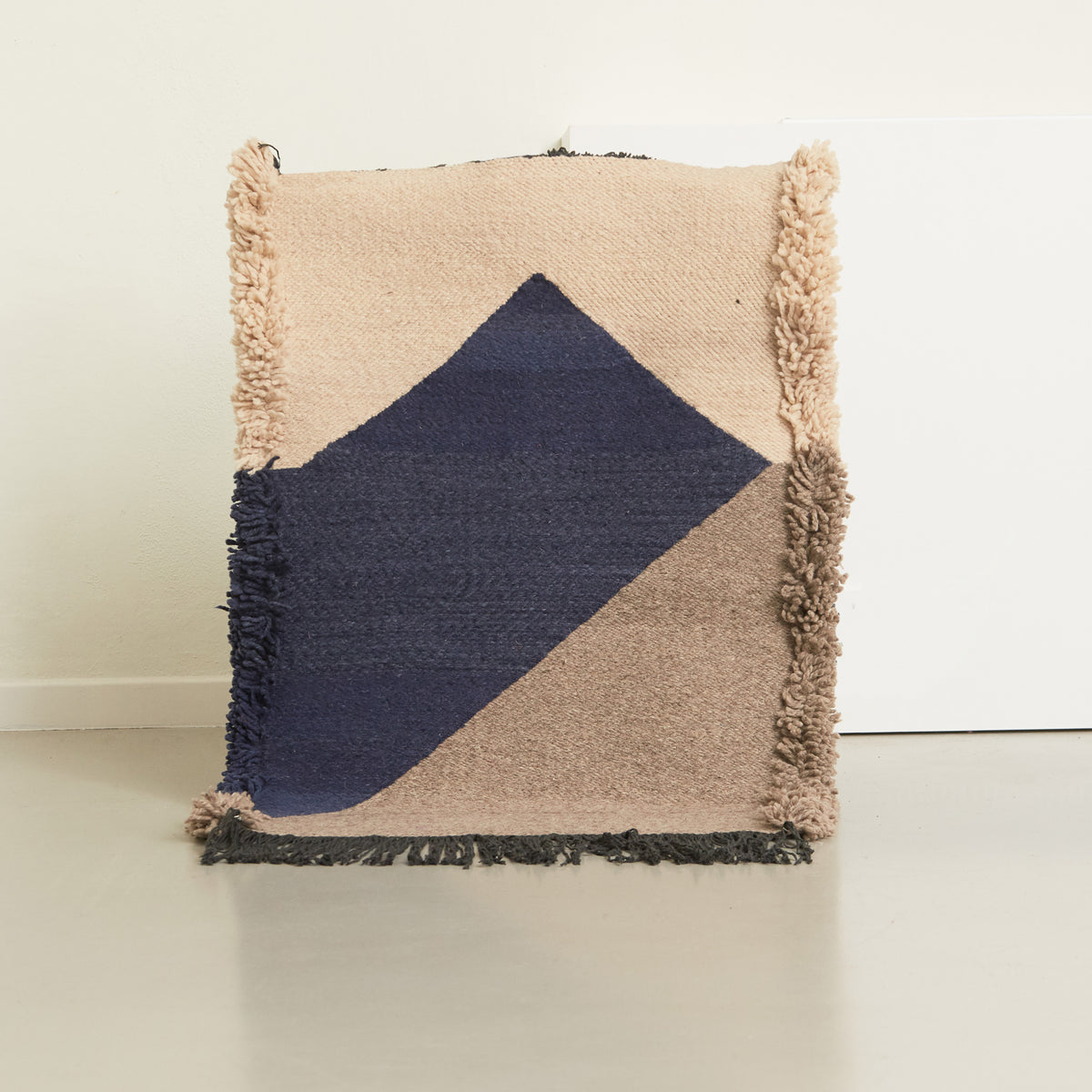 piccolo tappeto taznakht a tessitura piatta con lana colorata blu grigio beige in verticale
