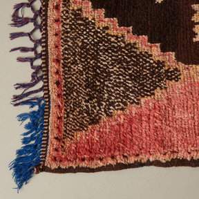 dettaglio dell'angolo e del pelo corto di un tappeto taznakht vintage passatoia lana siroua marrone rosso 
