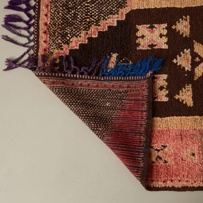 dettaglio del retro e della frangia di un tappeto taznakht vintage passatoia lana siroua marrone rosso 