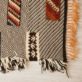 tappeto zanafi glaouoi a tessitura piatta con tre differenti tecniche di tessitura dettaglio di un angolo con due tipi di frange