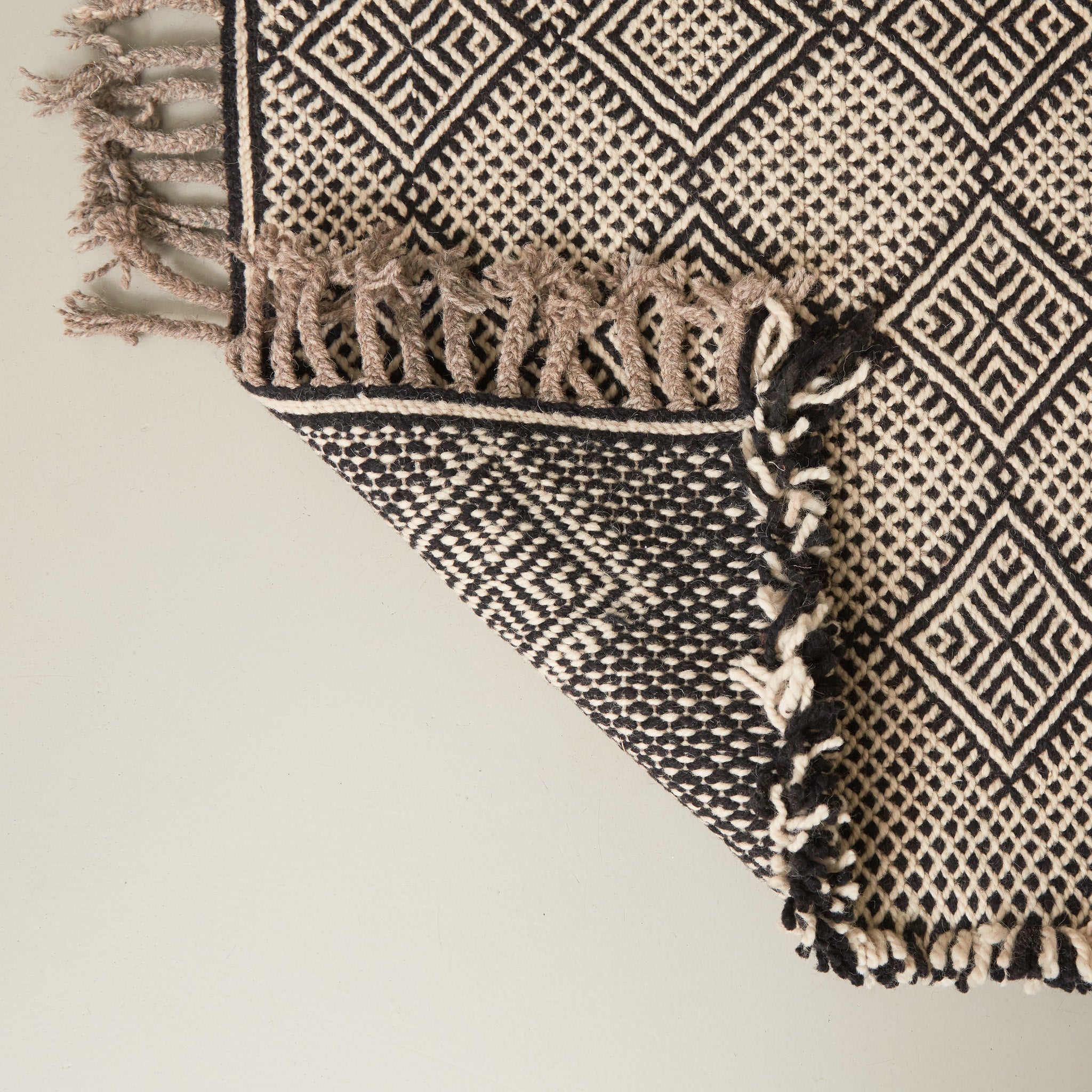 dettaglio del retro di un tappeto zanafi nero e bianco