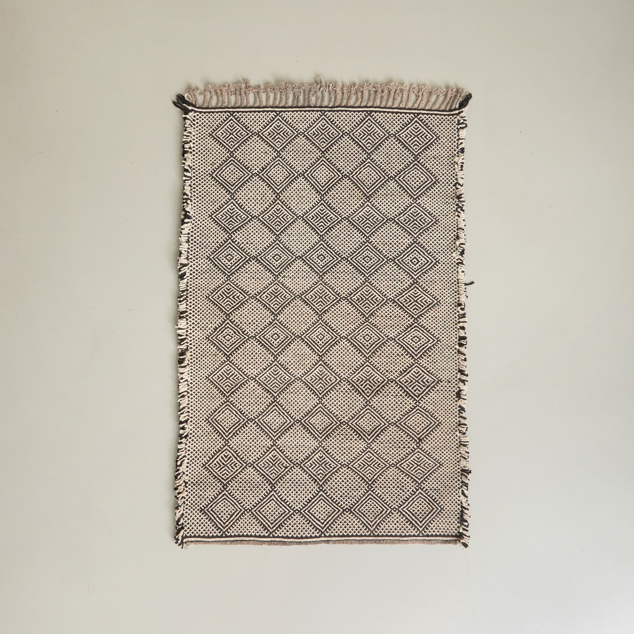 tappeto zanafi piccolo con disegni tradizioni a rombi realizzato intrecciando lana di colore nero e bianco