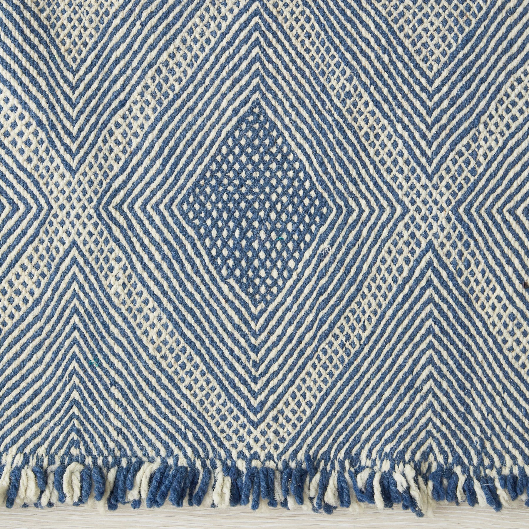tappeto zanafi taznakht grande a tessitura piatta bianco e blu con rombi dettaglio tessitura a rombi