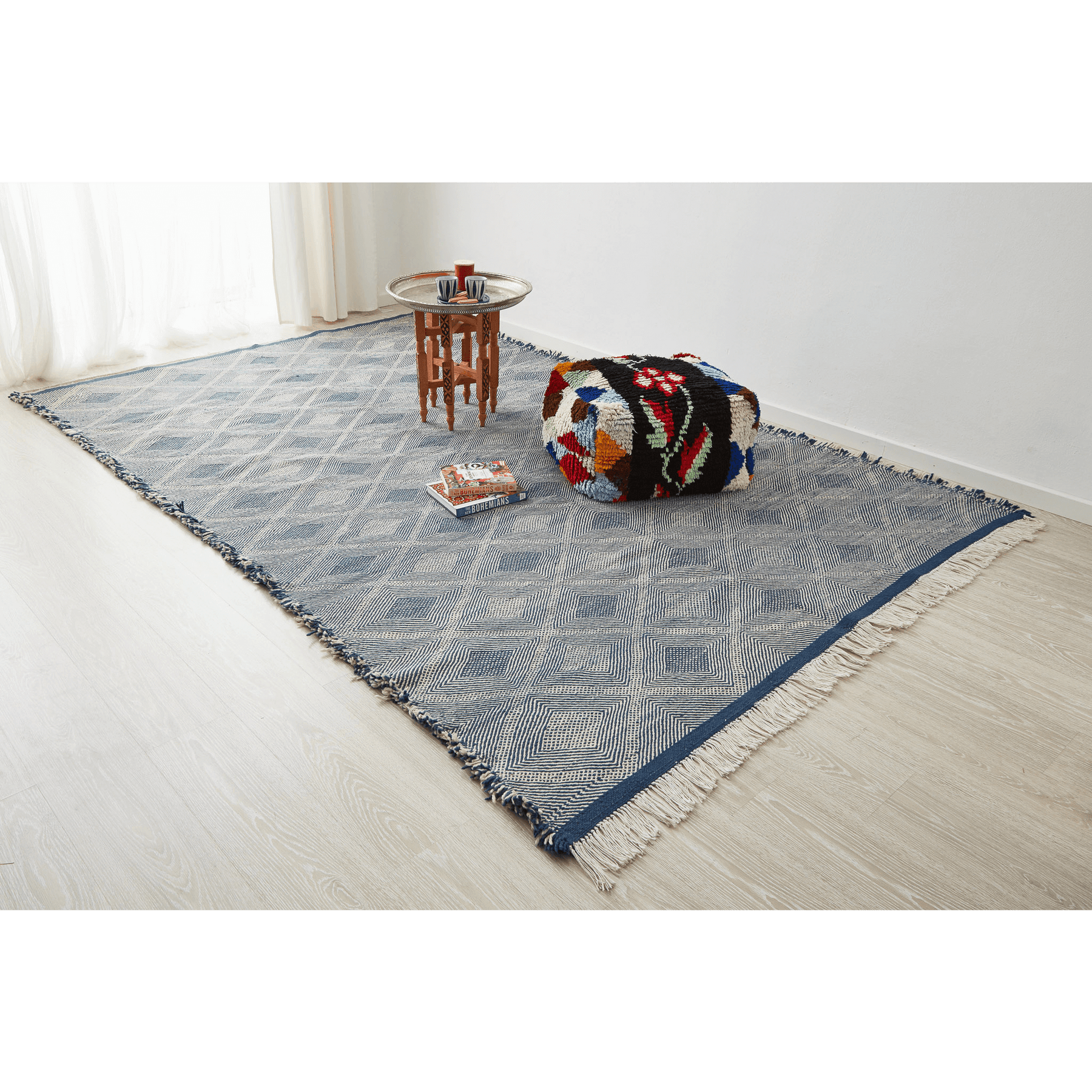 tappeto zanafi taznakht grande a tessitura piatta bianco e blu con rombi disteso a terra