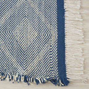 tappeto zanafi taznakht grande a tessitura piatta bianco e blu con rombi dettaglio frangia