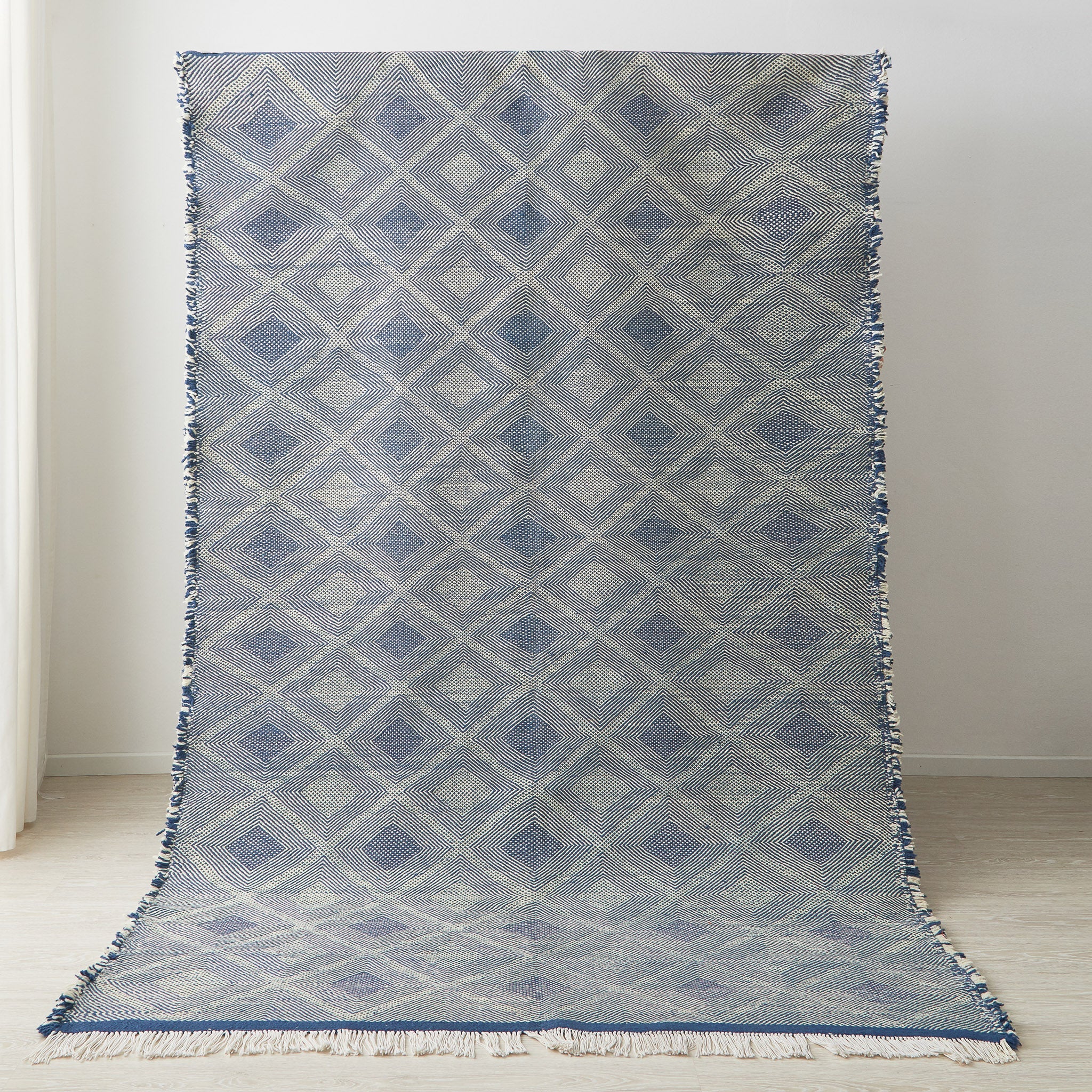 tappeto zanafi taznakht grande a tessitura piatta bianco e blu con rombi posizionato in verticale