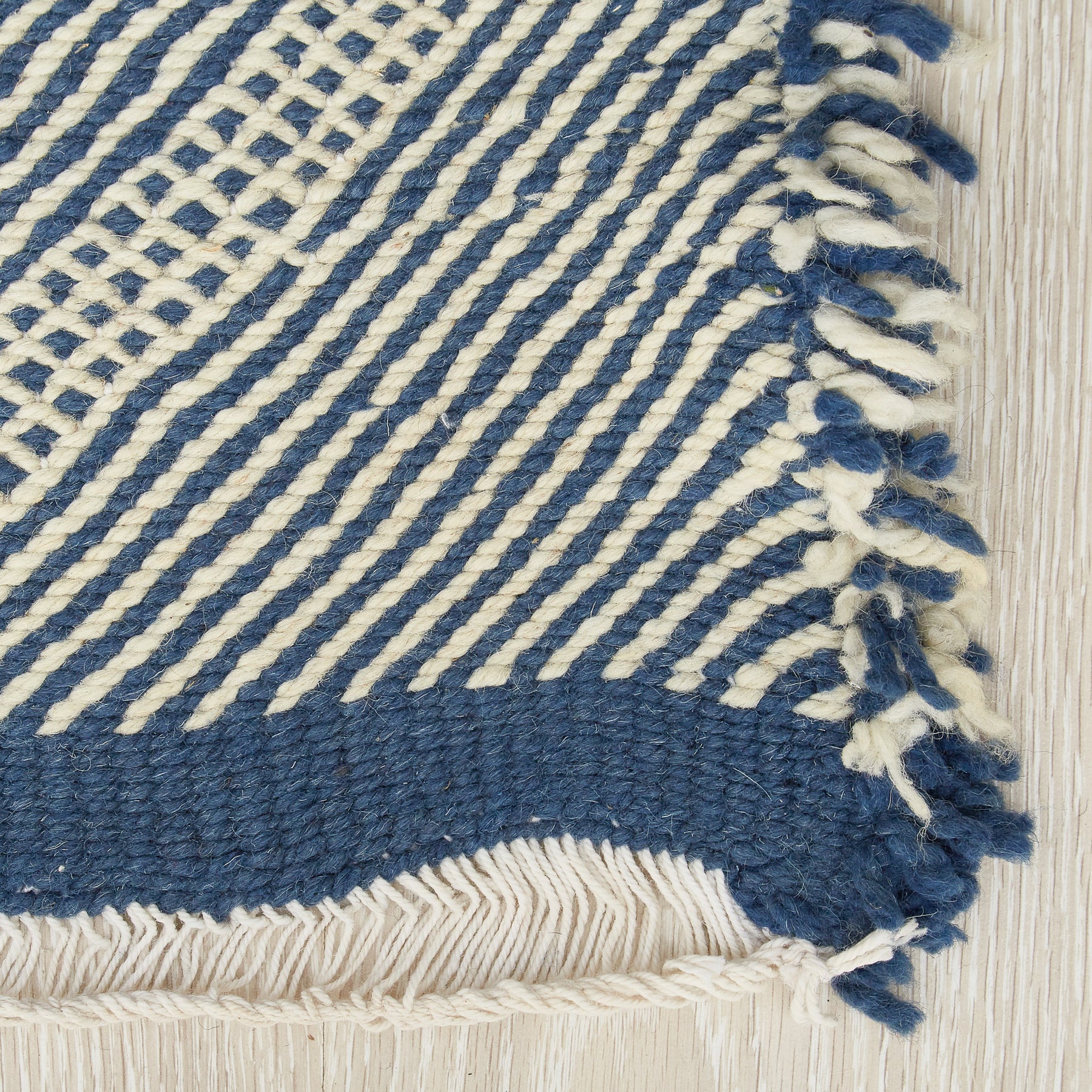 tappeto zanafi taznakht grande a tessitura piatta bianco e blu con rombi dettaglio frangia 