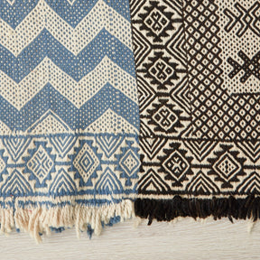 tappeto zanafi taznakht grande a tessitura piatta bianco nero e azzurro con frange su tre lati dettaglio 