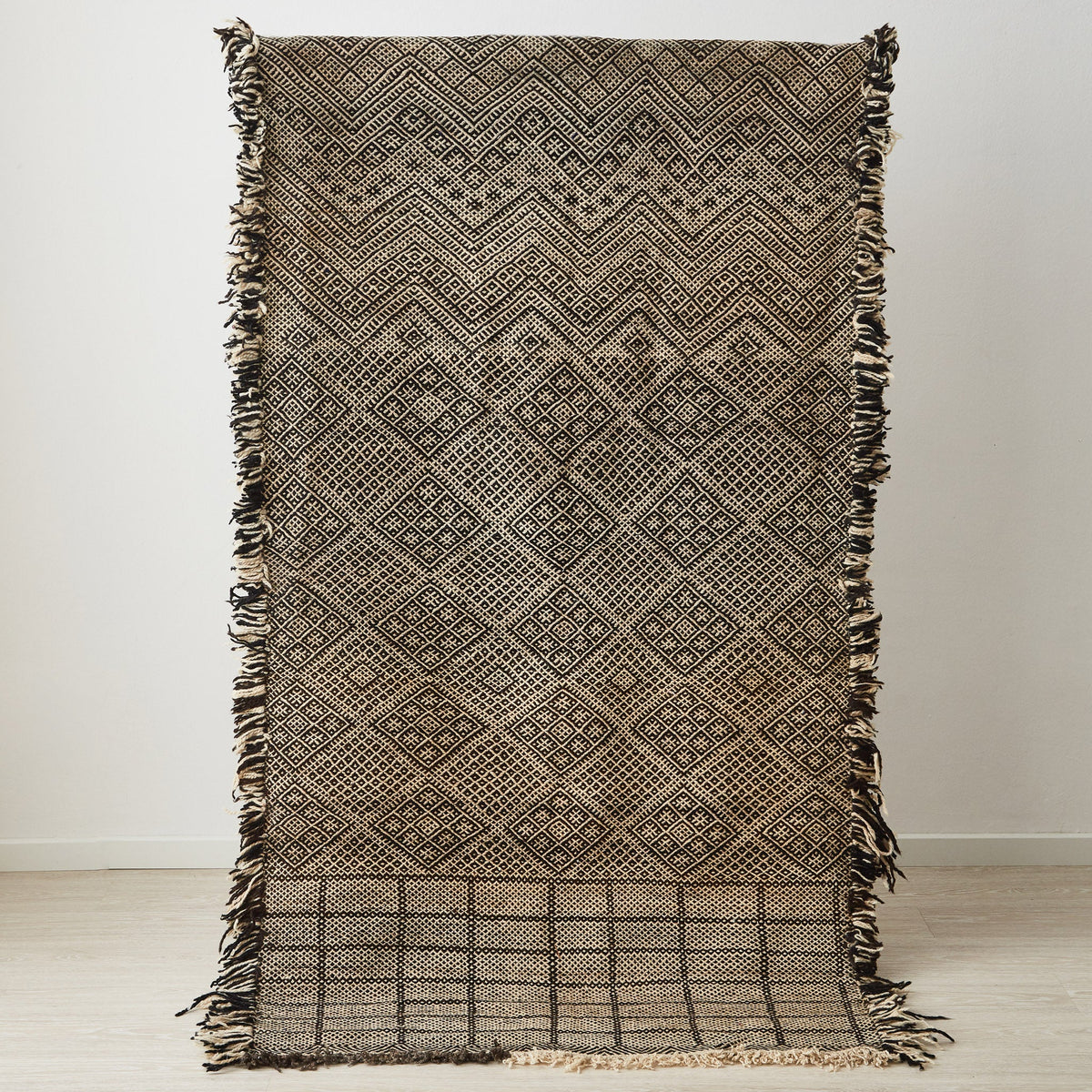 tappeto zanafi di taznakht a tessitura piatta di colore crema e nero con frange su tutti i lati in posizione verticale