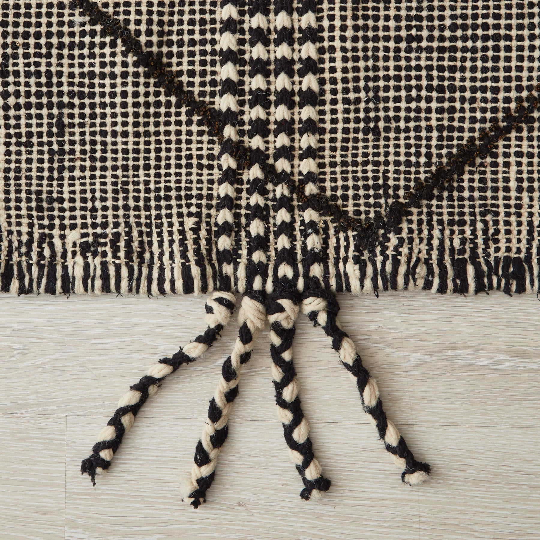 tappeto zanafi a tessitura piatta bianco e nero dettaglio della frangia presente a metà del lato lungo