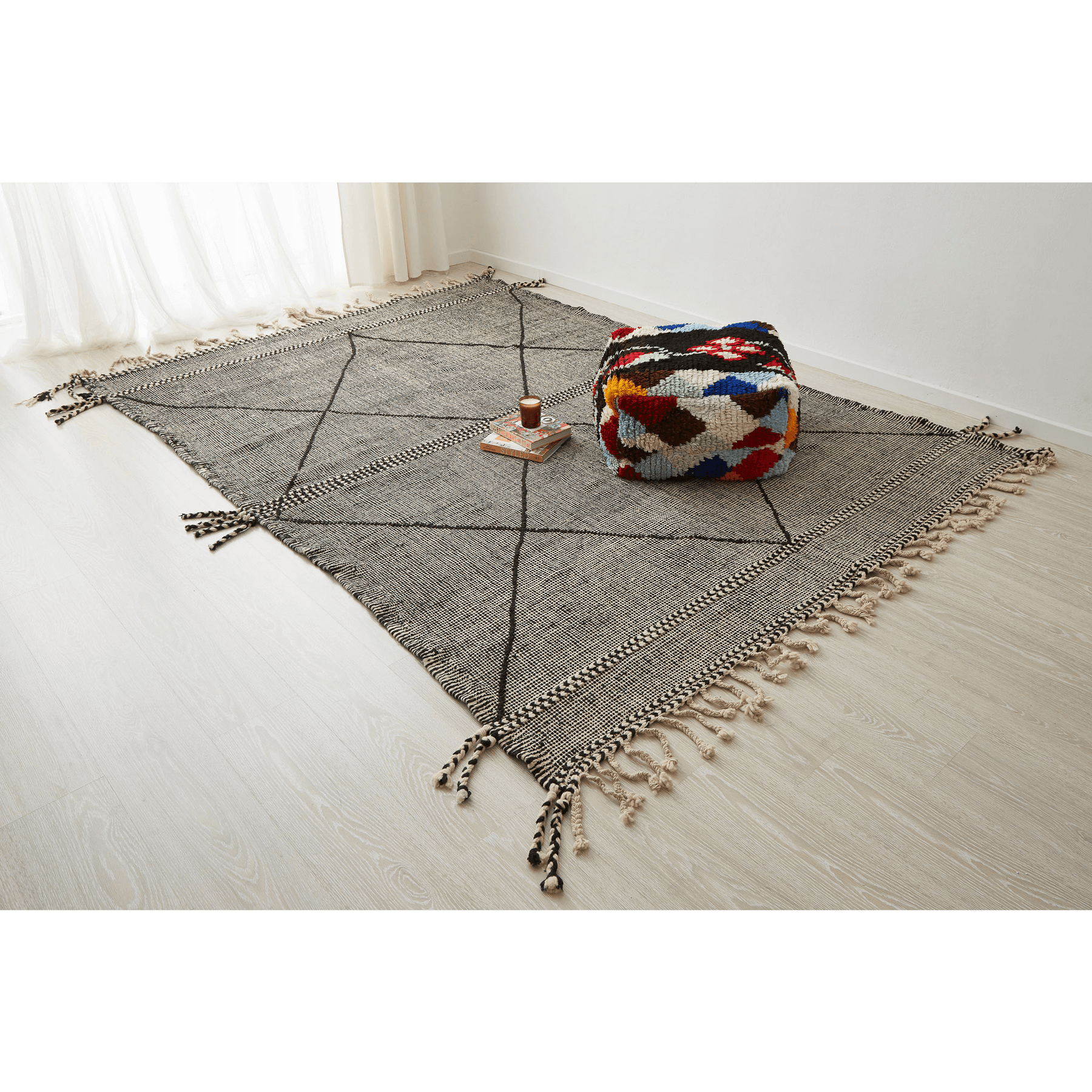 tappeto zanafi a tessitura piatta scuro con frange su tutti i lati bianco e nero con decorazioni geometriche posizionato sul pavimento